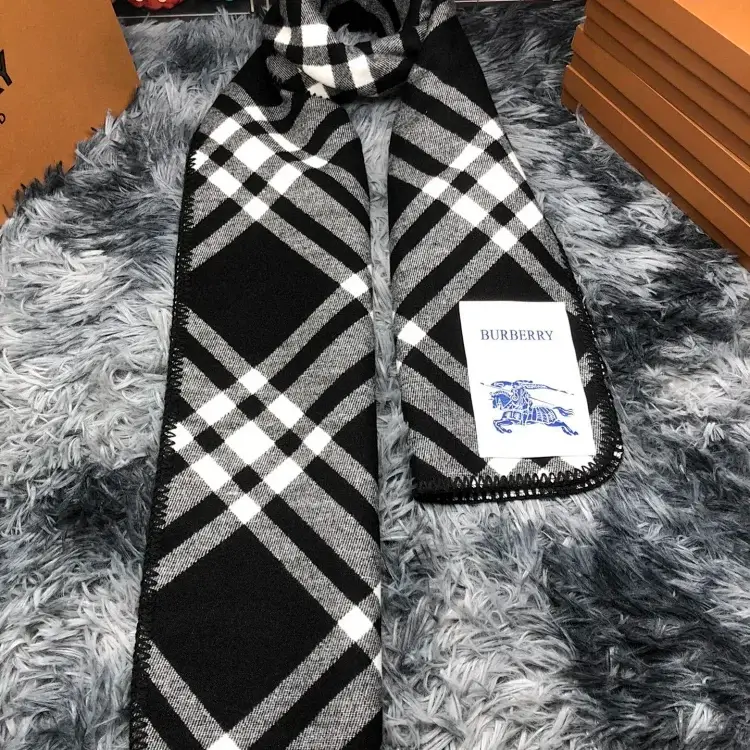 BURBERRY Black & White Check Scarf